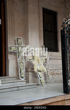 Cathédrale Saint-Georges-Maronite, Beyrouth, Liban, Moyen-Orient. Arrangements de fleurs funéraires. Banque D'Images