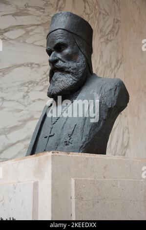 Buste devant la cathédrale Saint-Georges Maronite, Beyrouth, Liban, Moyen-Orient Banque D'Images