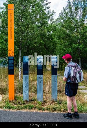 Postes d'information , ancien mur de l'arrière-pays existe toujours à Landschaftspark Rudow-Alt-Glienicke, Berlin, Allemagne Banque D'Images