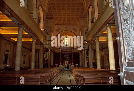 Autel et allée principale, Cathédrale Maronite Saint-Georges, Beyrouth, Liban, Moyen-Orient. Église très décorée. Banque D'Images