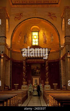 Autel et allée principale, Cathédrale Maronite Saint-Georges, Beyrouth, Liban, Moyen-Orient. Église très décorée. Banque D'Images