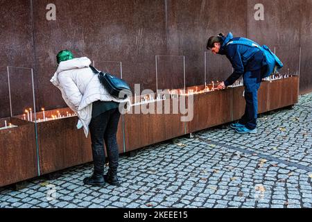 Les gens se souviennent de la chute du mur le 9 novembre à l'ancien Mémorial du mur de Berlin, Bernauerstrasse, Mitte, Berlin Banque D'Images