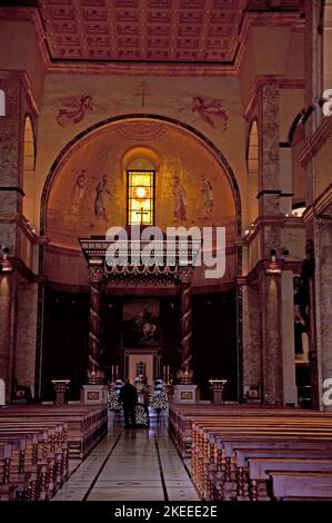 Autel et allée principale, Cathédrale Maronite Saint-Georges, Beyrouth, Liban, Moyen-Orient. Église très décorée. Banque D'Images