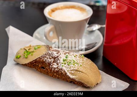 Un Cappuccino et du Cannoli sicilien traditionnel, Palerme, Sicile, Italie. Banque D'Images