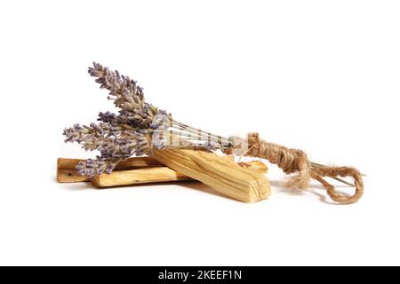 Ensemble de lavande séchée avec bâtonnets de Palo Santo isolés sur blanc Banque D'Images