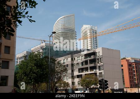 Nouveaux bâtiments surplombant la Marina, Beyrouth, Liban, Moyen-Orient. Deux grues montrant que la construction/reconstruction se poursuit. Banque D'Images