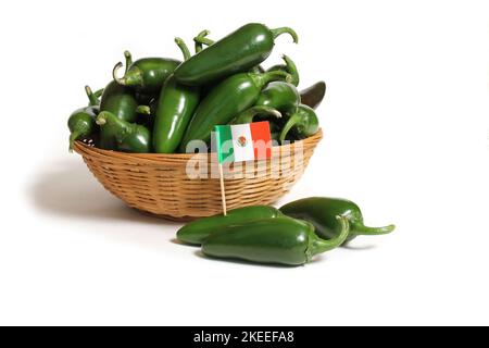 Panier de poivrons de Jalapeno fraîchement cueillis avec drapeau du Mexique sur fond blanc Banque D'Images