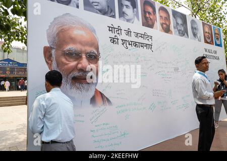 NEW DELHI - SEP 17 : affiches avec salutations à Narendra Damodadas Modi Premier ministre de l'Inde lors de la célébration de son anniversaire à New Delhi le sept Banque D'Images