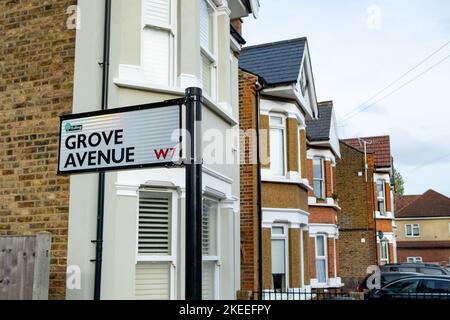 Londres - 2022 novembre : panneau de rue Grove Avenue, une rue résidentielle à Hanwell, Ealing Banque D'Images