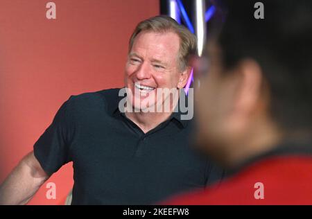 Munich, Allemagne. 12th novembre 2022. Roger Goodell, commissaire de la NFL, rit à American football: Ligue professionnelle NFL, Fan Forum au Bayerischer Hof. Credit: Felix Hörhager/dpa/Alay Live News Banque D'Images