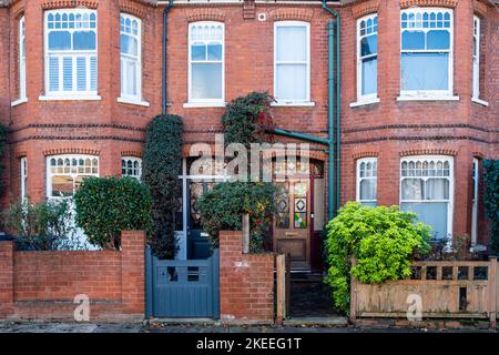 Maisons mitoyennes typiques en briques rouges à Ealing, dans l'ouest de Londres Banque D'Images