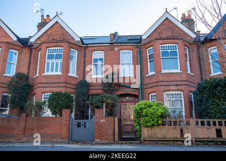 Maisons mitoyennes typiques en briques rouges à Ealing, dans l'ouest de Londres Banque D'Images