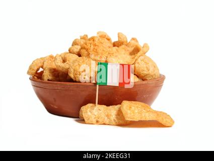 Bol de peaux de porc frits avec drapeau de l'Italie sur fond blanc Banque D'Images