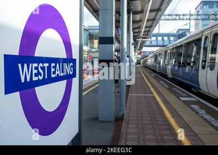 Londres- novembre 2022: Elizabeth Line train dans la plate-forme à la gare de West Ealing Banque D'Images