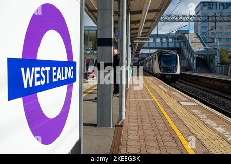 Londres- novembre 2022: Elizabeth Line train dans la plate-forme à la gare de West Ealing Banque D'Images