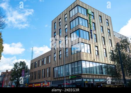 Londres- novembre 2022: Holiday Inn Express hôtel sur Broadway, West Ealing Banque D'Images