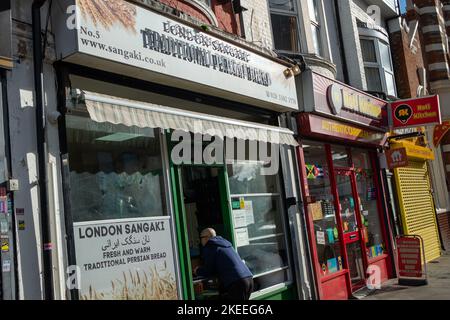 Londres- novembre 2022: Londres Sangaki, une entreprise de pain perse frais dans West Ealing. Banque D'Images