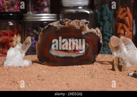 Corail agatisé avec points de cristal de quartz sur la table de méditation Banque D'Images