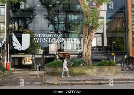 Londres - novembre 2022 : bâtiments du campus de l'Université de Londres Ouest sur Uxbridge Road Ealing Broadway Banque D'Images