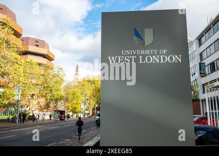 Londres - novembre 2022 : bâtiments du campus de l'Université de Londres Ouest sur Uxbridge Road Ealing Broadway Banque D'Images