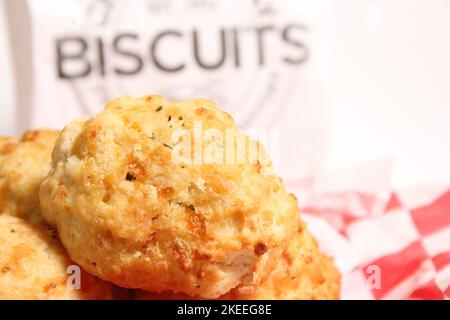 Biscuits au fromage à l'ail frais avec biscuit affiche en arrière-plan DOF peu profonde Banque D'Images