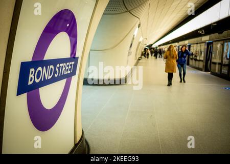 Londres - novembre 2022 : plate-forme Elizabeth Line de la gare de Bond Street et signalisation intérieure Banque D'Images