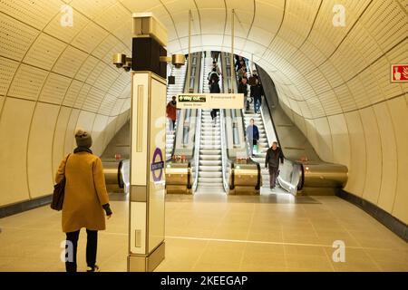 Londres - novembre 2022 : gare de Bond Street Station Elizabeth Line Escalator infrastructure. Banque D'Images