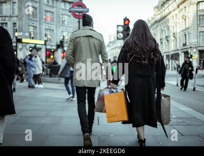 Londres - novembre 2022 : les acheteurs sur Oxford Street, une rue historique et une destination de détail Banque D'Images