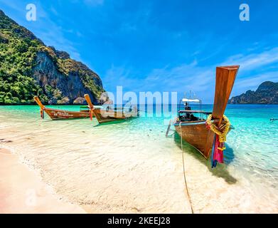 Bateau long Tail à Monkey Beach sur l'île de koh Phi Phi Don, à Krabi, en Thaïlande Banque D'Images