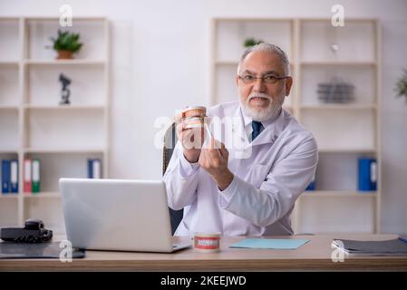 Ancien médecin dentiste travaillant à l'hôpital Banque D'Images