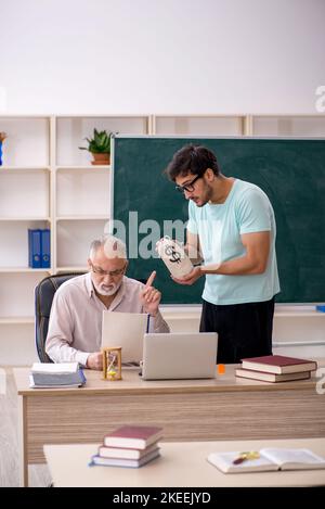 Vieux professeur et jeune étudiant dans le concept de rémunération Banque D'Images