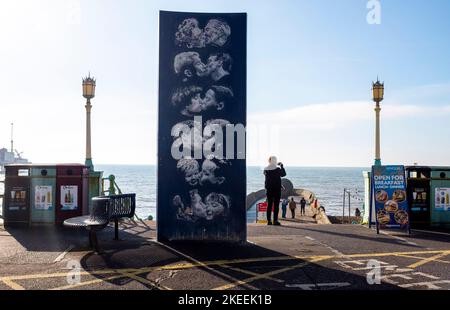 Brighton UK 12th novembre 2022 - les visiteurs profitent d'une belle matinée ensoleillée sur le front de mer de Brighton à des températures exceptionnellement chaudes pour la période de l'année : Credit Simon Dack / Alamy Live News Banque D'Images