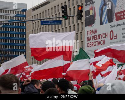 Drapeaux polonais portés par les marcheurs lors de la parade du jour de l'indépendance. Jour de l'indépendance, Pologne, 11.11.2022. Marche de l'indépendance. Banque D'Images