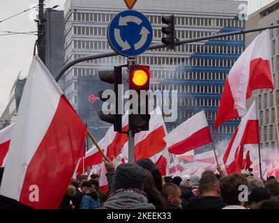 Drapeaux polonais portés par les marcheurs lors de la parade du jour de l'indépendance. Jour de l'indépendance, Pologne, 11.11.2022. Marche de l'indépendance. Banque D'Images