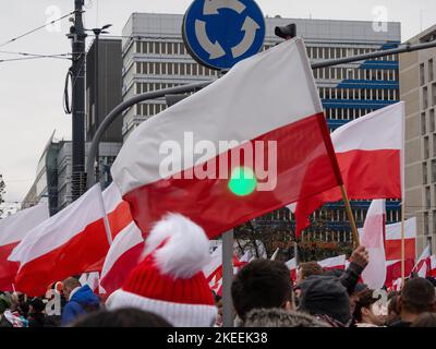 Drapeaux polonais portés par les marcheurs lors de la parade du jour de l'indépendance. Jour de l'indépendance, Pologne, 11.11.2022. Marche de l'indépendance. Banque D'Images