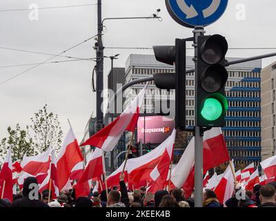 Drapeaux polonais portés par les marcheurs lors de la parade du jour de l'indépendance. Jour de l'indépendance, Pologne, 11.11.2022. Marche de l'indépendance. Banque D'Images