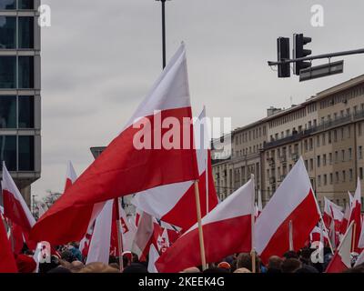 Drapeaux polonais portés par les marcheurs lors de la parade du jour de l'indépendance. Jour de l'indépendance, Pologne, 11.11.2022. Marche de l'indépendance. Banque D'Images