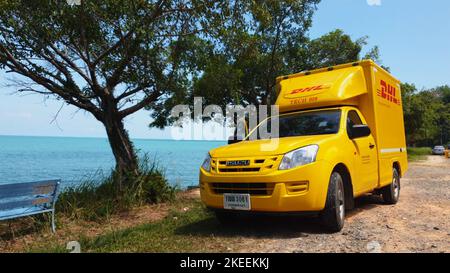 KOH CHANG, TRAT, THAÏLANDE - 11 NOVEMBRE 2022 : MINIBUS DE LIVRAISON DHL. DHL est leader mondial du secteur de la logistique. La voiture se trouve sur la plage. Le chauffeur se repose sur une île tropicale exotique par beau temps Banque D'Images