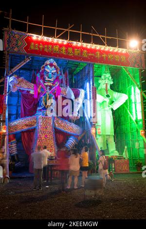 Effigies géantes du Roi fantôme et de l'impermanence blanche la nuit sur le site décennal du festival Da Jiu, Kam Tin, New Territories, Hong Kong, 2015 Banque D'Images