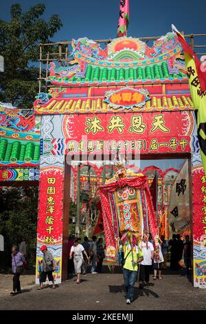 Les villageois quittent le site décennal du festival Da Jiu pour une procession dans les rues de la ville de Kam Tin, New Territories, Hong Kong, 2015 Banque D'Images