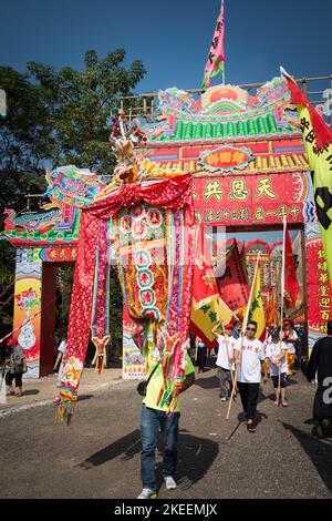 Les villageois quittent le site décennal du festival Da Jiu pour une procession dans les rues de la ville de Kam Tin, New Territories, Hong Kong, 2015 Banque D'Images