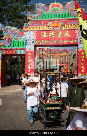 Les villageois quittent le site décennal du festival Da Jiu pour une procession dans les rues de la ville de Kam Tin, New Territories, Hong Kong, 2015 Banque D'Images