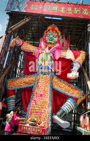 Les villageois font des offrandes à une effigie géante du Roi fantôme au site décennal du festival Da Jiu, Kam Tin, New Territories, Hong Kong, 2015 Banque D'Images