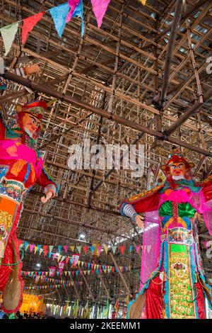 D'énormes effigies des divinités Green Dragon et White Tiger gardent la salle de cérémonie sur le site décennal du festival Da JIU, Kam Tin, Hong Kong, 2015 Banque D'Images