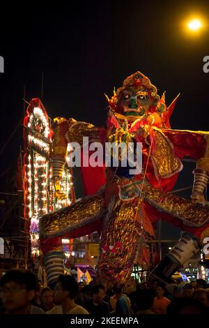 Les villageois portent l'immense effigie du Roi fantôme dans les rues de la ville de Kam Tin la nuit pendant le festival décennal Da JIU, Hong Kong, 2015 Banque D'Images