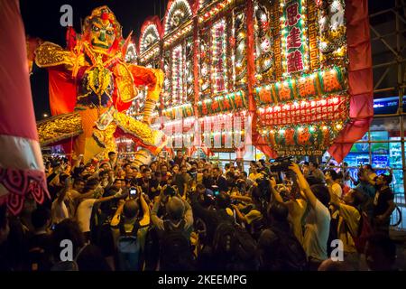 Les villageois posent pour des photos avec l'effigie du Roi fantôme dans la rue à Kam Tin la nuit pendant le festival décennal Da JIU, Hong Kong, 2015 Banque D'Images