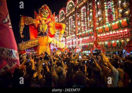 Les villageois posent pour des photos avec l'effigie du Roi fantôme dans la rue à Kam Tin la nuit pendant le festival décennal Da JIU, Hong Kong, 2015 Banque D'Images