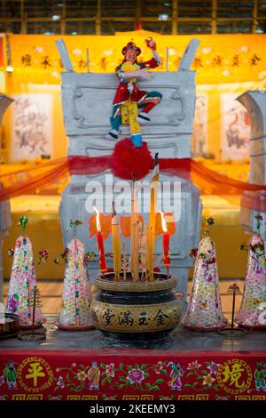 Sanctuaire dans la salle principale, avec une petite effigie du Roi fantôme, au site décennal du festival Da JIU, Kam Tin, nouveaux Territoires, Hong Kong, 2015 Banque D'Images