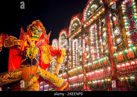 L'immense effigie du Roi fantôme passant par les rues de la ville de Kam Tin la nuit pendant le festival décennal Da JIU, Hong Kong, 2015 Banque D'Images