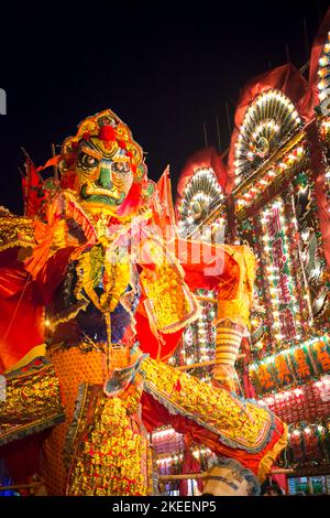 L'immense effigie du Roi fantôme passant par les rues de la ville de Kam Tin la nuit pendant le festival décennal Da JIU, Hong Kong, 2015 Banque D'Images